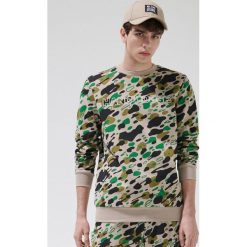 Bluza z motywem kamuflażu -. Bluzy męskie Cropp, s, bez wzorów, bez kołnierzyka, bez rękawów, bez kaptura. Za 79,99 zł.