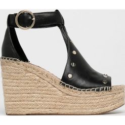 Guess Jeans - Sandały. Czarne koturny damskie Guess Jeans, bez obcasa, na obcasie, na klamry. W wyprzedaży za 439,90 zł.