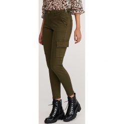 Spodnie z kieszeniami cargo - Khaki. Brązowe spodnie damskie Reserved. W wyprzedaży za 69,99 zł.