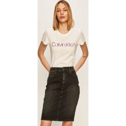 Calvin Klein - T-shirt. Białe bluzki damskie Calvin Klein, s, z nadrukiem, z bawełny, casualowe, z okrągłym kołnierzem. W wyprzedaży za 139,90 zł.