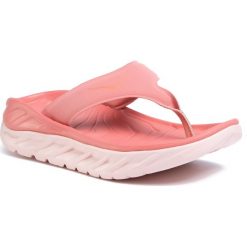Japonki HOKA ONE ONE - W Ora Recovery Flip 1099676 Lpsl. Różowe klapki damskie Hoka One One, bez wzorów, z tworzywa sztucznego, bez obcasa. Za 199,00 zł.