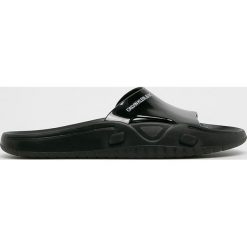 Calvin Klein Jeans - Klapki. Czarne klapki damskie Calvin Klein Jeans, bez wzorów, z jeansu, bez obcasa, na obcasie. W wyprzedaży za 239,90 zł.