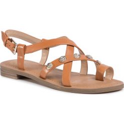 Sandały GUESS - Giorgie FL6GIE LEA03 COGNA. Pomarańczowe klapki damskie Guess, z aplikacjami, ze skóry ekologicznej, bez obcasa, na obcasie. W wyprzedaży za 339,00 zł.
