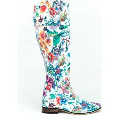 Kwiatowe kozaki bez zamka - skóra naturalna - model 125 - kolor kwiatek. Szare kozaki damskie Zapato, na lato, z jeansu, eleganckie, na wysokim obcasie, na płaskiej podeszwie, na zamek. W wyprzedaży za 366,75 zł.