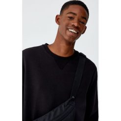 Bluza basic z okrągłym dekoltem. Czarne bluzy męskie marki Pull&Bear, m, bez wzorów, z okrągłym kołnierzem, bez rękawów, bez kaptura. Za 59,90 zł.