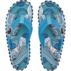 Gumbies - Japonki Islander Waves. Niebieskie klapki damskie Gumbies, w paski, z bawełny, bez obcasa, na obcasie. W wyprzedaży za 89,90 zł.