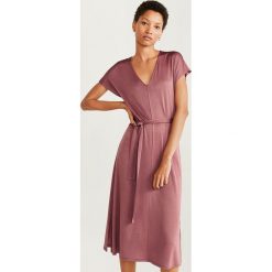 Mango - Sukienka Satin. Różowe sukienki damskie Mango, na co dzień, s, bez wzorów, z elastanu, casualowe, bez kołnierzyka, z krótkim rękawem, krótkie, midi, rozkloszowane. Za 199,90 zł.