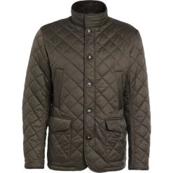 Barbour EBEL JACKET Kurtka przejściowa olive. Zielone kurtki męskie przejściowe Barbour, m, z materiału. W wyprzedaży za 623,35 zł.