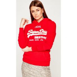 Bluza Superdry V Logo CNY Reflective Entry W2000105A. Czerwone bluzy damskie Superdry, bez wzorów, z elastanu, bez rękawów, bez kaptura. W wyprzedaży za 269,00 zł.