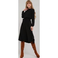 Czarna Sukienka Maddington. Czarne sukienki damskie Renee, s, bez wzorów, z tkaniny, eleganckie, ze stójką, z długim rękawem, długie, midi, plisowane. Za 99,99 zł.