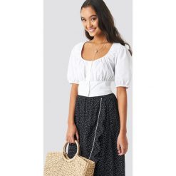 NA-KD Boho Scoop Neckline Button Crop Top - White. Białe topy damskie NA-KD Boho, bez wzorów, z koronki, bez kołnierzyka. Za 100,95 zł.