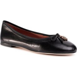 Baleriny TORY BURCH - Tory Charm Ballet 71838 Perfect Black 006. Czarne baleriny damskie Tory Burch, bez wzorów, ze skóry, klasyczne, bez obcasa, bez zapięcia. Za 1299,00 zł.
