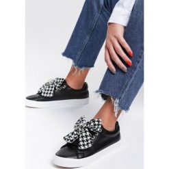 Czarne Trampki Young Lady. Czarne buty sportowe damskie Renee, bez wzorów, sportowe. W wyprzedaży za 49,99 zł.