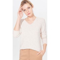 Sweter z cekinową aplikacją - Kremowy. Białe swetry damskie Mohito, xl, z aplikacjami, bez rękawów, bez kaptura. W wyprzedaży za 59,99 zł.