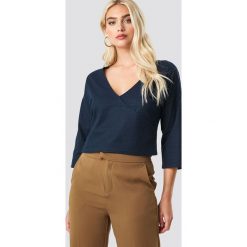 NA-KD Classic Lniany top kopertowy - Blue. Niebieskie topy damskie NA-KD Classic, bez wzorów, ze lnu, bez kołnierzyka. Za 161,95 zł.