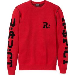 Sweter z bawełny z recyclingu Loose Fit bonprix czerwony. Czerwone swetry męskie bonprix, xl, z napisami, z bawełny, bez kołnierzyka, bez kaptura. Za 49,99 zł.