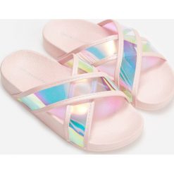 Klapki z holograficznymi paskami - Różowy. Różowe klapki damskie Reserved, w paski, bez obcasa. Za 49,99 zł.