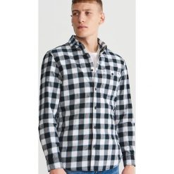 Koszula regular fit w kratę - Czarny. Czarne koszule męskie Reserved, s, bez wzorów, bez kołnierzyka, bez rękawów. W wyprzedaży za 49,99 zł.
