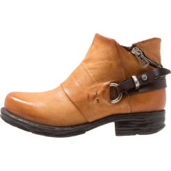 A.S.98 Ankle boot dora. Żółte botki damskie marki A.S.98, ze skóry, bez obcasa, bez zapięcia. Za 839,00 zł.