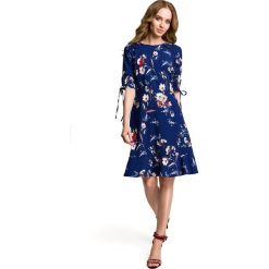 ALVERA Sukienka we wzór z falbankami - granatowa. Niebieskie sukienki damskie koktajlowe marki Moe, na imprezę, s, w kwiaty, z tkaniny, z falbankami, dopasowane. Za 169,00 zł.