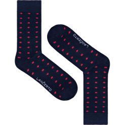 Skarpety Granatowe Wzór Geometryczny. Czerwone skarpetki męskie marki LANCERTO, w geometryczne wzory, z bawełny. Za 29,90 zł.