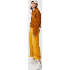 Żółte jeansy z szerokimi nogawkami. Żółte jeansy damskie Pull&Bear, z jeansu. Za 139,00 zł.