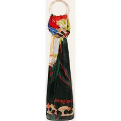 Desigual - Szal. Szaliki damskie Desigual, bez wzorów, z poliesteru. W wyprzedaży za 99,90 zł.