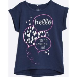 Name it - Top dziecięcy 92-128. Niebieskie topy damskie marki Name it, z nadrukiem, z bawełny, z okrągłym kołnierzem. W wyprzedaży za 39,90 zł.