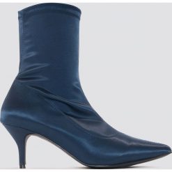 NA-KD Shoes Satynowe botki z miękką cholewką - Blue. Niebieskie botki damskie NA-KD Shoes, z satyny, na niskim obcasie, na obcasie, bez zapięcia. W wyprzedaży za 81,18 zł.