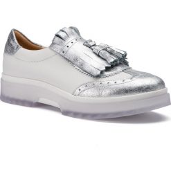 Oxfordy GEOX - D Myluse B D929WB 043VI C0007 White/Silver. Szare półbuty damskie Geox, na co dzień, bez wzorów, ze skóry, bez obcasa, na płaskiej podeszwie, bez zapięcia. W wyprzedaży za 339,00 zł.