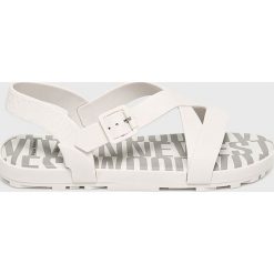 Melissa - Sandały + Vivienne Westwood Anglomania. Białe klapki damskie marki Melissa, bez wzorów, z materiału, bez obcasa, na szpilce. Za 599,90 zł.