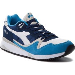 Sneakersy DIADORA - V7000 Nyl II 501.170939 01 C6653 Blue Aster/Estate Blue. Niebieskie sneakersy męskie Diadora, na co dzień, bez wzorów, ze skóry, eleganckie, bez zapięcia. W wyprzedaży za 229,00 zł.