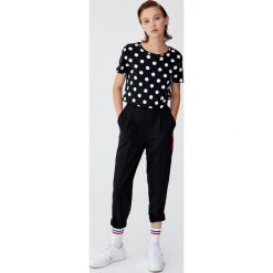 Koszulka w grochy. Czarne koszulki damskie Pull&Bear, w grochy, bez kołnierzyka, z krótkim rękawem. Za 29,90 zł.