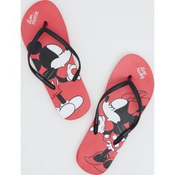Japonki Mickey Mouse - Czerwony. Czerwone klapki damskie Sinsay, z motywem z bajki, bez obcasa. Za 14,99 zł.