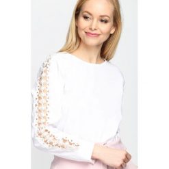 Biała Bluzka Effective Sleeve. Białe bluzki koronkowe Born2be, s, z okrągłym kołnierzem, z długim rękawem. Za 74,99 zł.