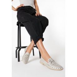 Szare Mokasyny Latest Top. Szare mokasyny damskie Born2be, bez wzorów, bez kołnierzyka. W wyprzedaży za 39,99 zł.