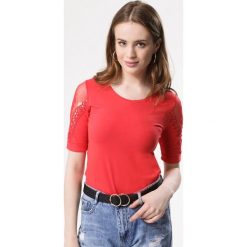 Czerwona Bluzka Dateless. Czerwone bluzki damskie Born2be, m, bez wzorów, z okrągłym kołnierzem, z krótkim rękawem. Za 29,99 zł.