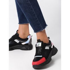 Czarne Sneakersy Zariyah. Czarne buty sportowe damskie Born2be, z napisami, z nubiku, sportowe. Za 99,99 zł.