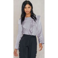 NA-KD Top z falbanką i ściąganymi sznureczkami - Blue,Silver. Szare topy damskie NA-KD, bez wzorów, z poliesteru, z falbankami. W wyprzedaży za 36,58 zł.