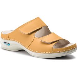 Klapki NURSING CARE - Viena WG813 Mustard. Żółte klapki damskie Nursing Care, bez wzorów, ze skóry ekologicznej, bez obcasa. W wyprzedaży za 229,00 zł.