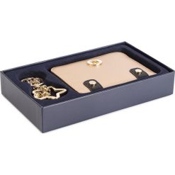 Zestaw upominkowy TOMMY HILFIGER - Tommy Chain Za Wallet & Keyfob AW0AW05869 901. Żółte portfele damskie marki TOMMY HILFIGER, bez wzorów, ze skóry ekologicznej. W wyprzedaży za 239,00 zł.