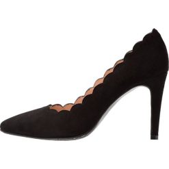 Brenda Zaro DIAN Szpilki black. Czarne czółenka damskie na sylwestra Brenda Zaro, bez wzorów, ze skóry, bez obcasa, na szpilce, bez zapięcia. Za 459,00 zł.