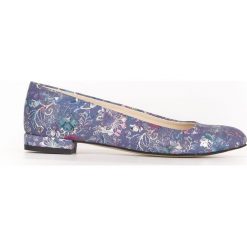 Kwiatowe balerinki z ostrym noskiem - skóra naturalna - model 050 - kolor niebieskie kwiaty. Niebieskie baleriny damskie Zapato, w kwiaty, ze skóry, bez obcasa. Za 299,00 zł.