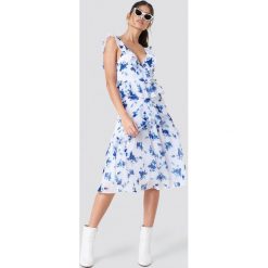 NA-KD Boho Szyfonowa sukienka z odkrytymi plecami - White. Białe sukienki damskie marki NA-KD Boho, bez wzorów, z szyfonu, boho, z falbankami, bez rękawów. W wyprzedaży za 90,97 zł.
