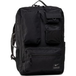 Plecak NIKE - CK2656-01 Czarny. Czarne plecaki męskie Nike, bez wzorów, z materiału, sportowe. Za 399,00 zł.