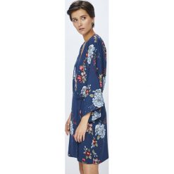 Pepe Jeans - Sukienka Ainoa. Niebieskie sukienki damskie Pepe Jeans, na co dzień, s, bez wzorów, z poliesteru, casualowe, bez kołnierzyka, bez rękawów, mini, proste. W wyprzedaży za 269,90 zł.