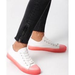 Różowe Trampki Communicant. Różowe buty sportowe damskie Born2be, bez wzorów, klasyczne. Za 49,99 zł.