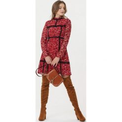 Czerwono-Czarna Sukienka Laon. Czerwone sukienki damskie Born2be, s, w paski, z kontrastowym kołnierzykiem, bez rękawów, długie, mini, rozkloszowane. Za 129,99 zł.
