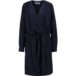 Marc O'Polo DENIM Sukienka jeansowa scarab blue. Niebieskie sukienki damskie marki Marc O'Polo DENIM, s, bez wzorów, z lyocellu, polo, bez rękawów. W wyprzedaży za 447,20 zł.
