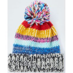 Kolorowa nakrapiana czapka z pomponem. Czerwone czapki damskie Pull&Bear, w kolorowe wzory. Za 49,90 zł.